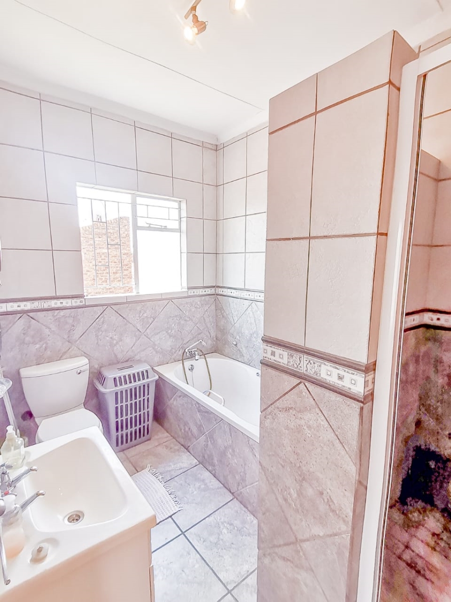 7 Bedroom Property for Sale in Parklands Western Cape